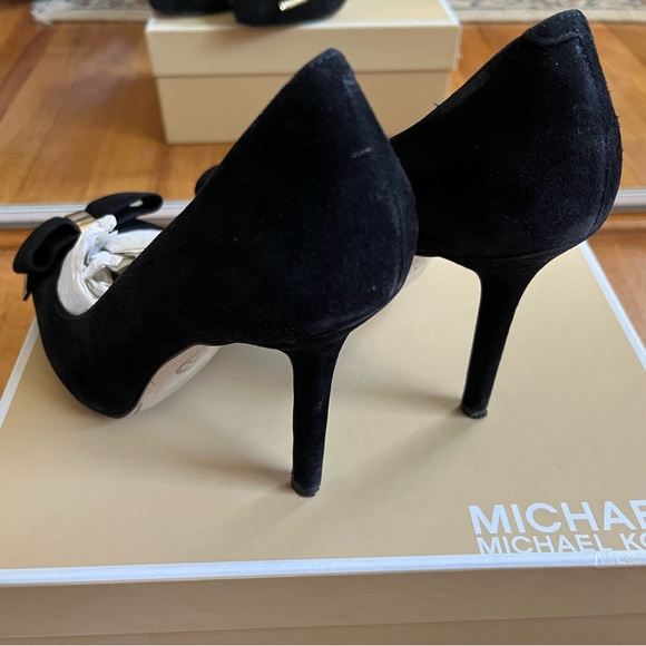 Michael Kors Delphine Pump Black Suede 7 - Picture 4 of 10
